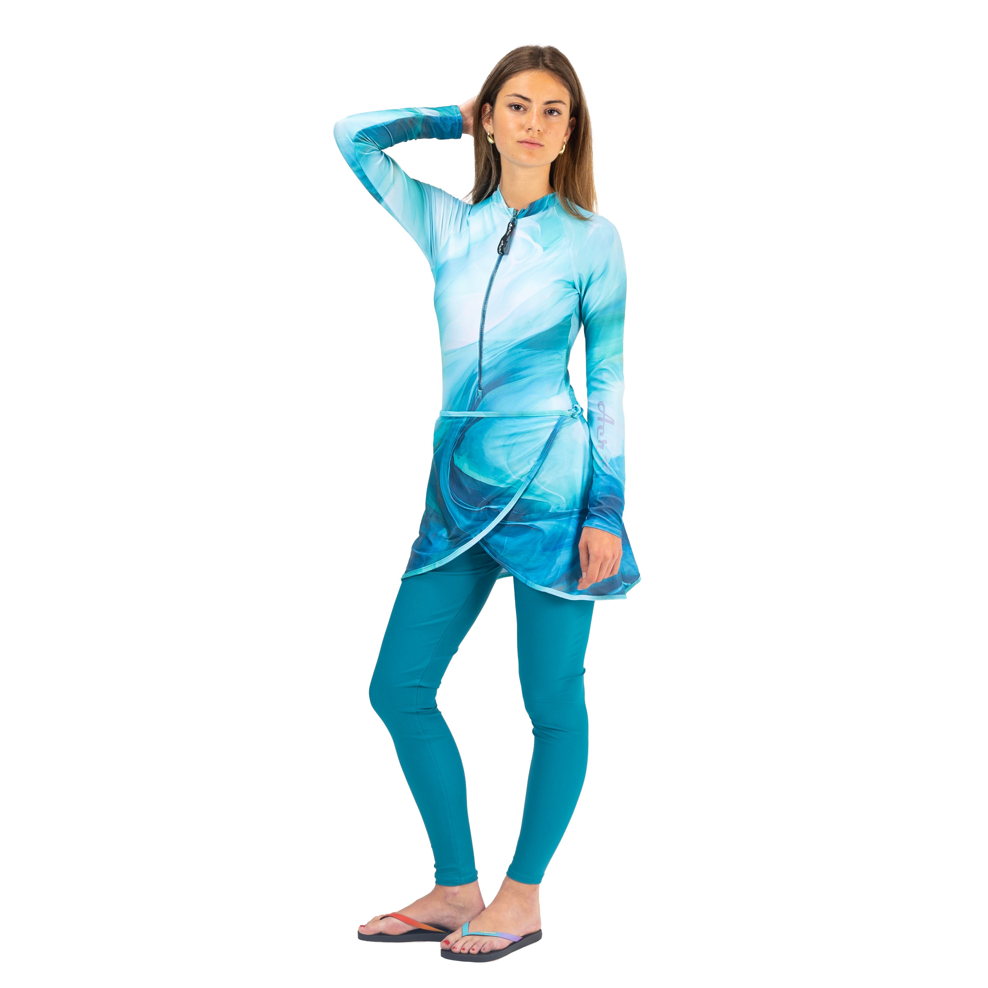 بدلة سباحة AEROBIRD AZIZA بأكمام طويلة مع تنورة للنساء، أزرق مخضر وأبيض