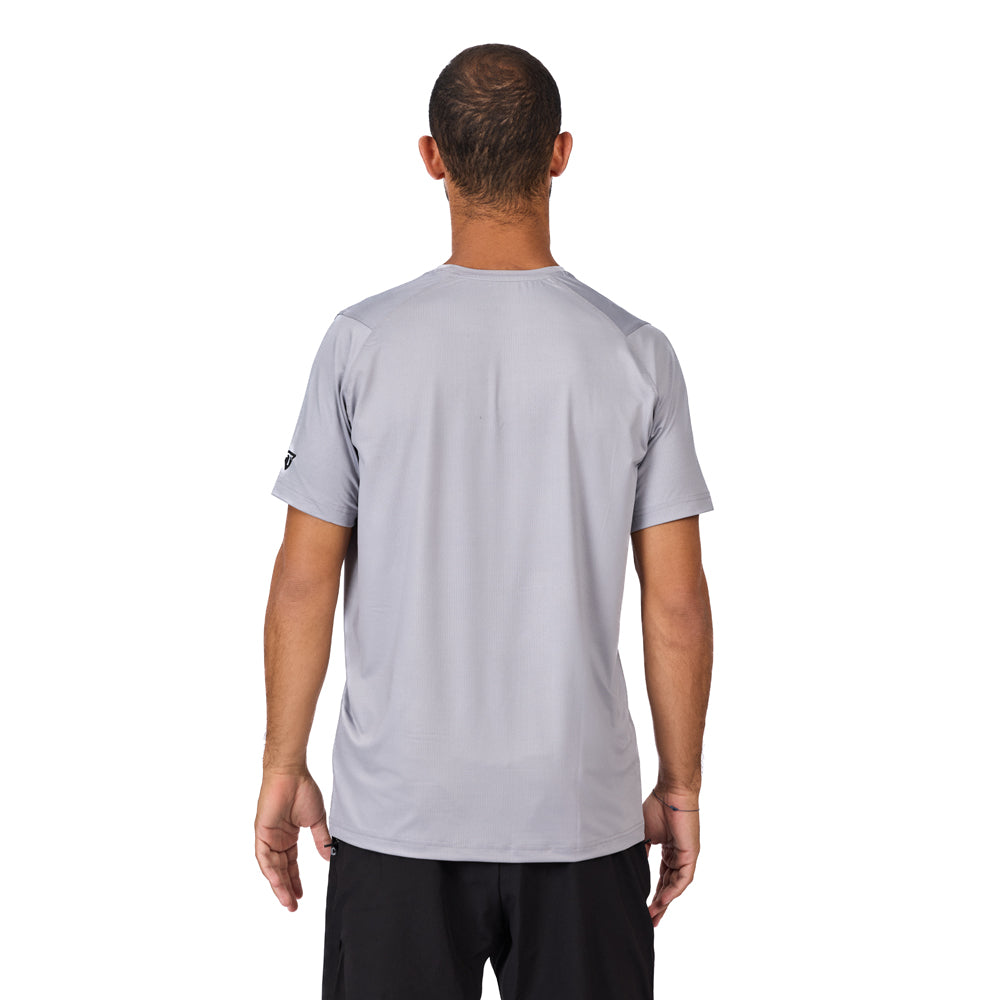 تيشيرت رياضي رجالي بأكمام قصيرة من قماش شبكي من Trainetic، رمادي