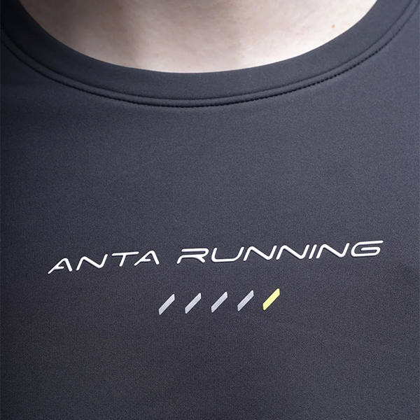 تيشيرت رياضي رجالي بأكمام طويلة من أنتا، أسود